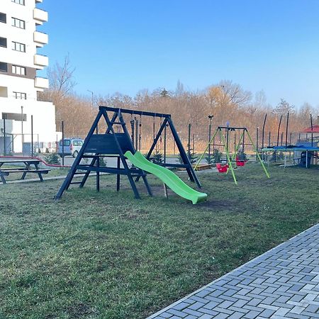 Airport Flyhub Chic Apartment Iasi Bagian luar foto