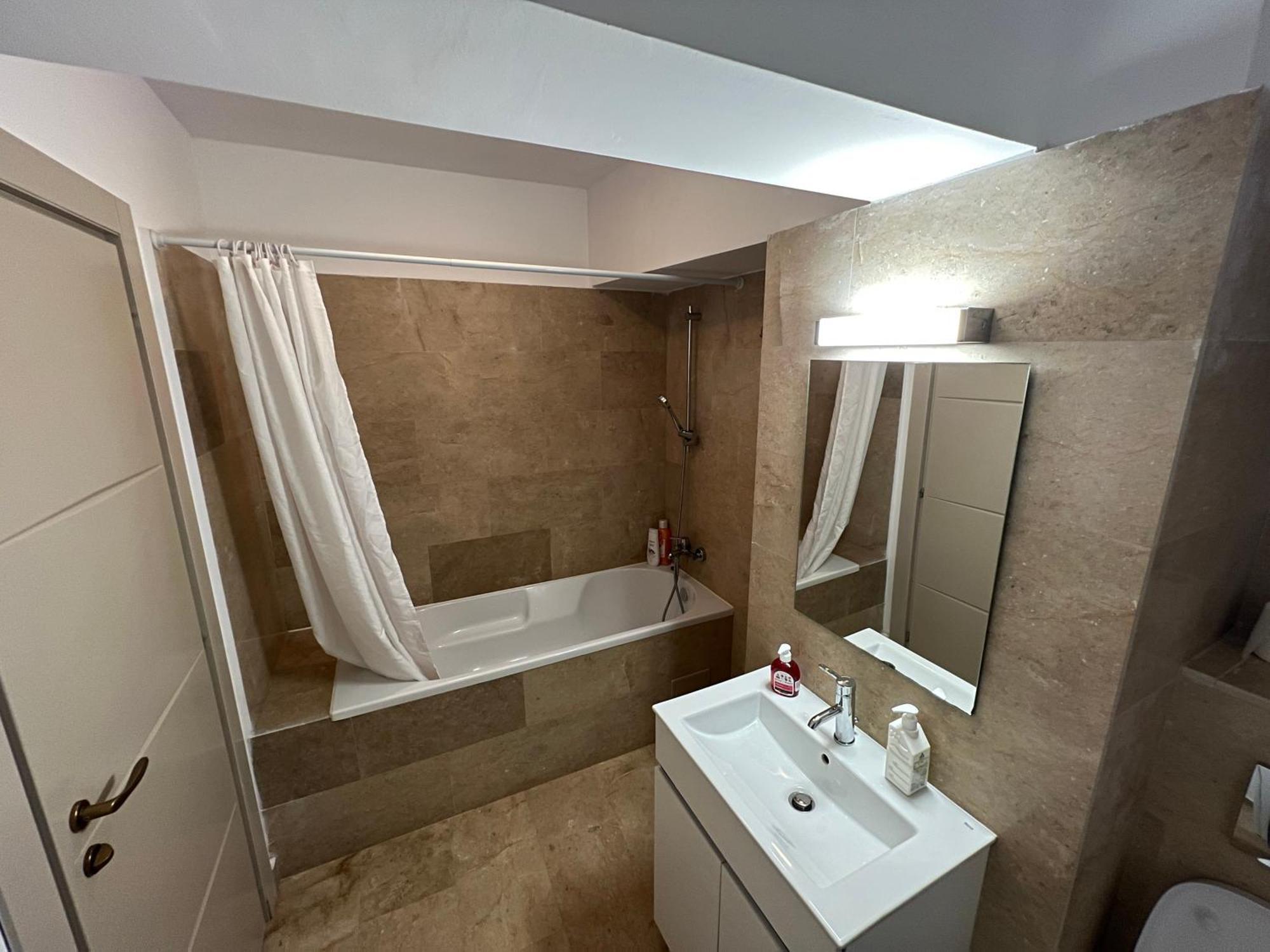 Airport Flyhub Chic Apartment Iasi Bagian luar foto