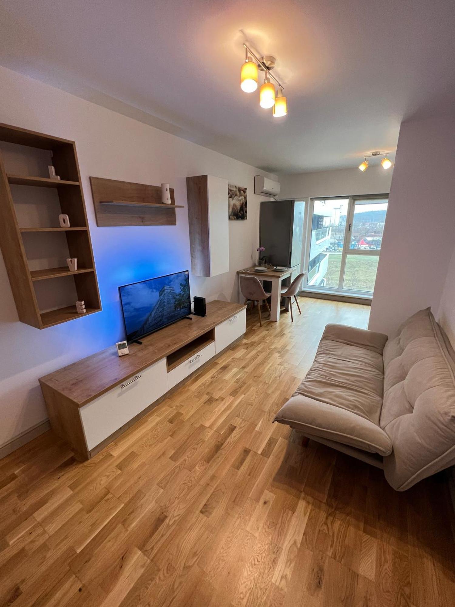 Airport Flyhub Chic Apartment Iasi Bagian luar foto