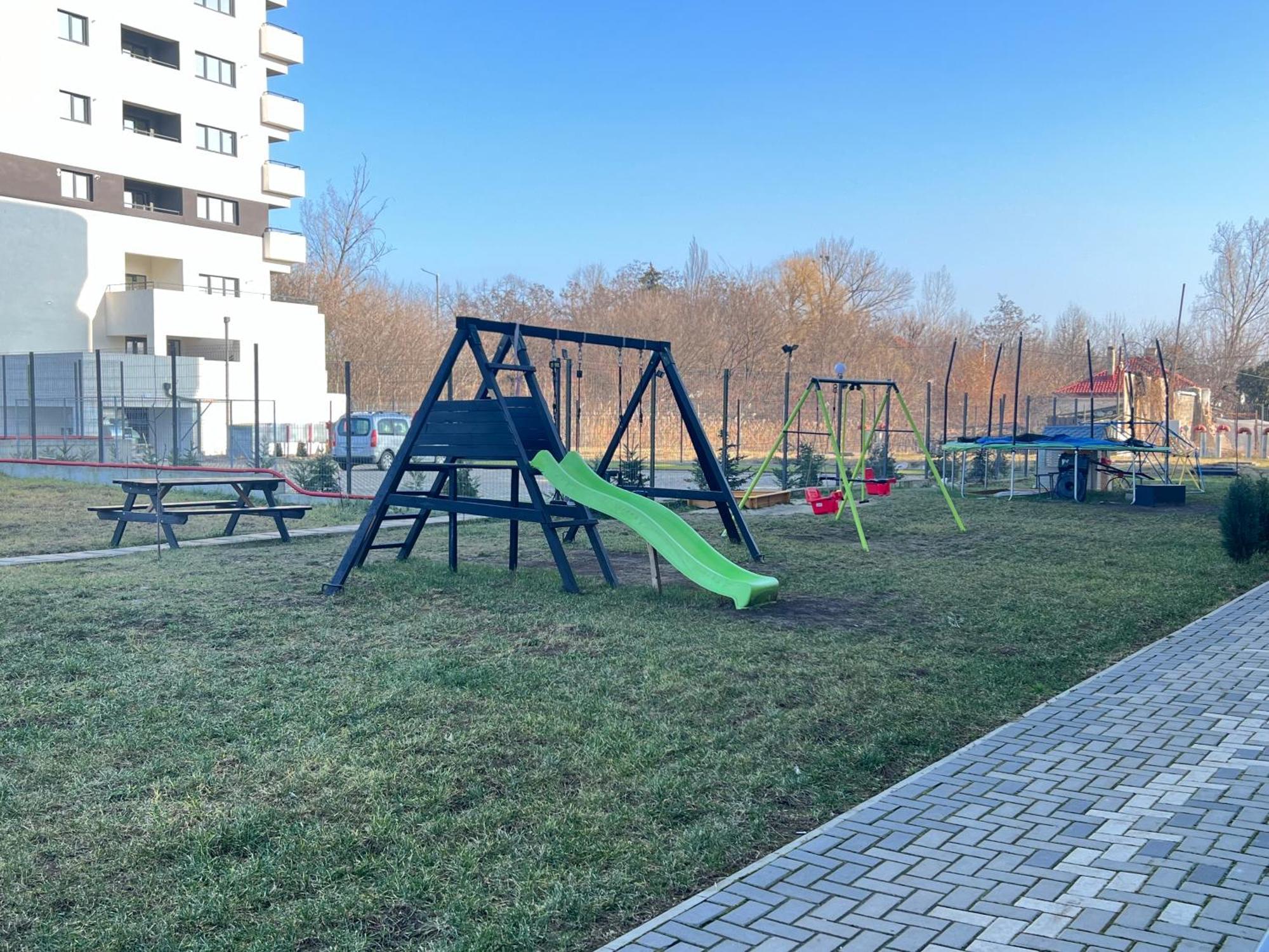 Airport Flyhub Chic Apartment Iasi Bagian luar foto
